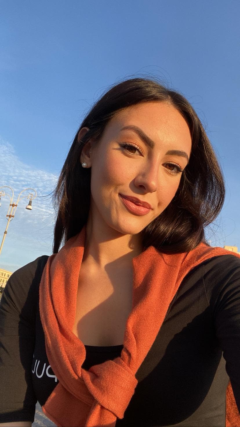 Hostess elisa C.