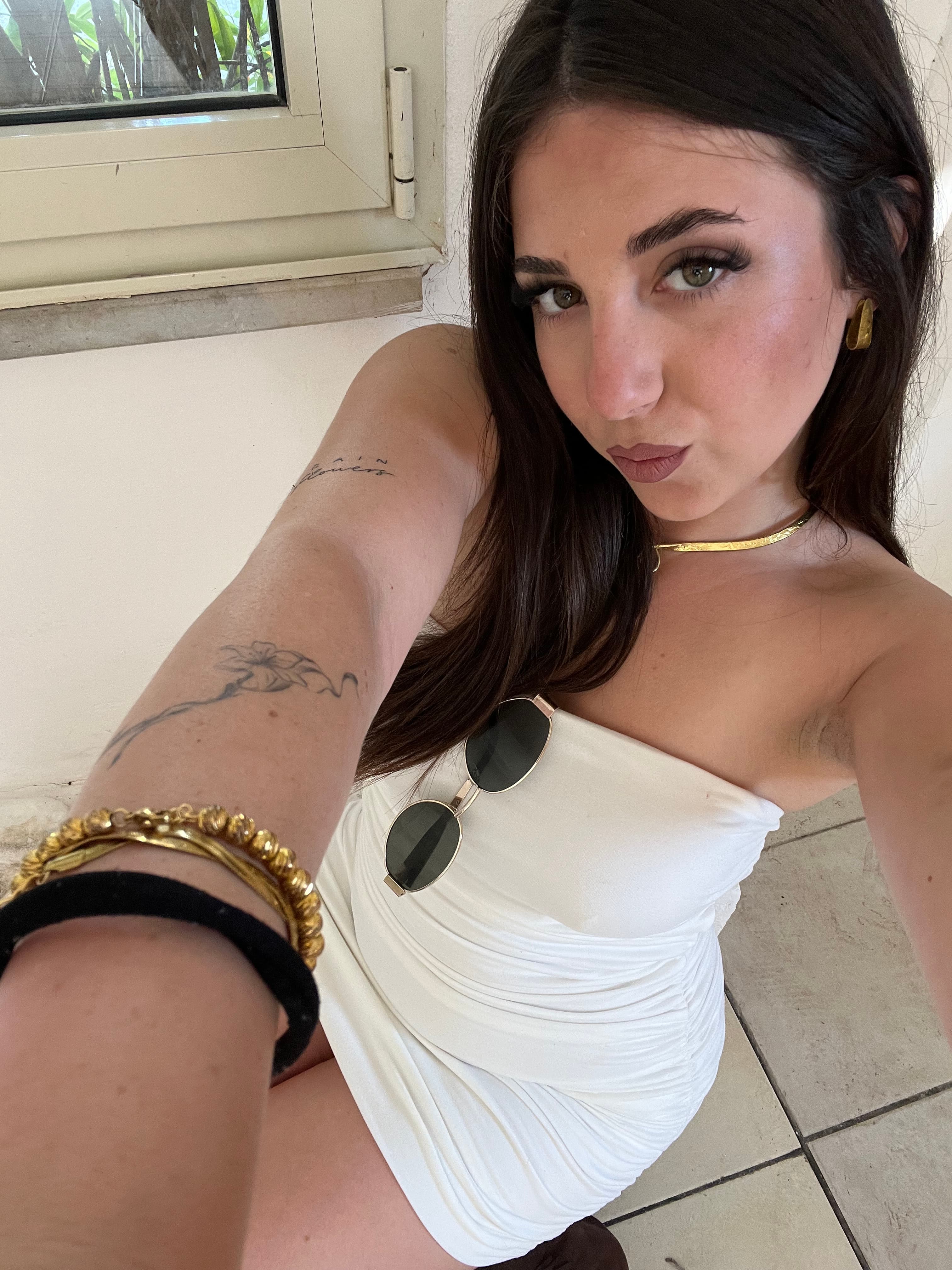 Hostess Aurora O.